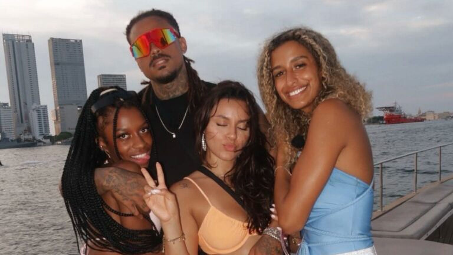 Shaniqua en Quentin knuffelen met andere castleden van EOTB.