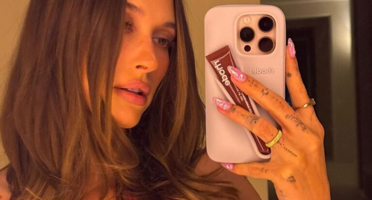 Vrouw maakt een spiegelselfie met haar telefoon.