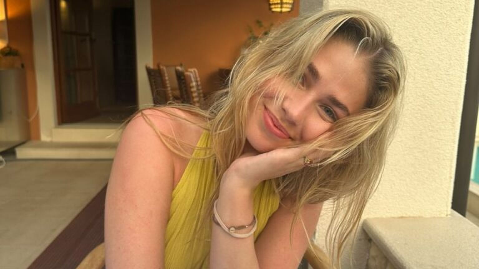 Roxy Dekker lacht naar de camera.