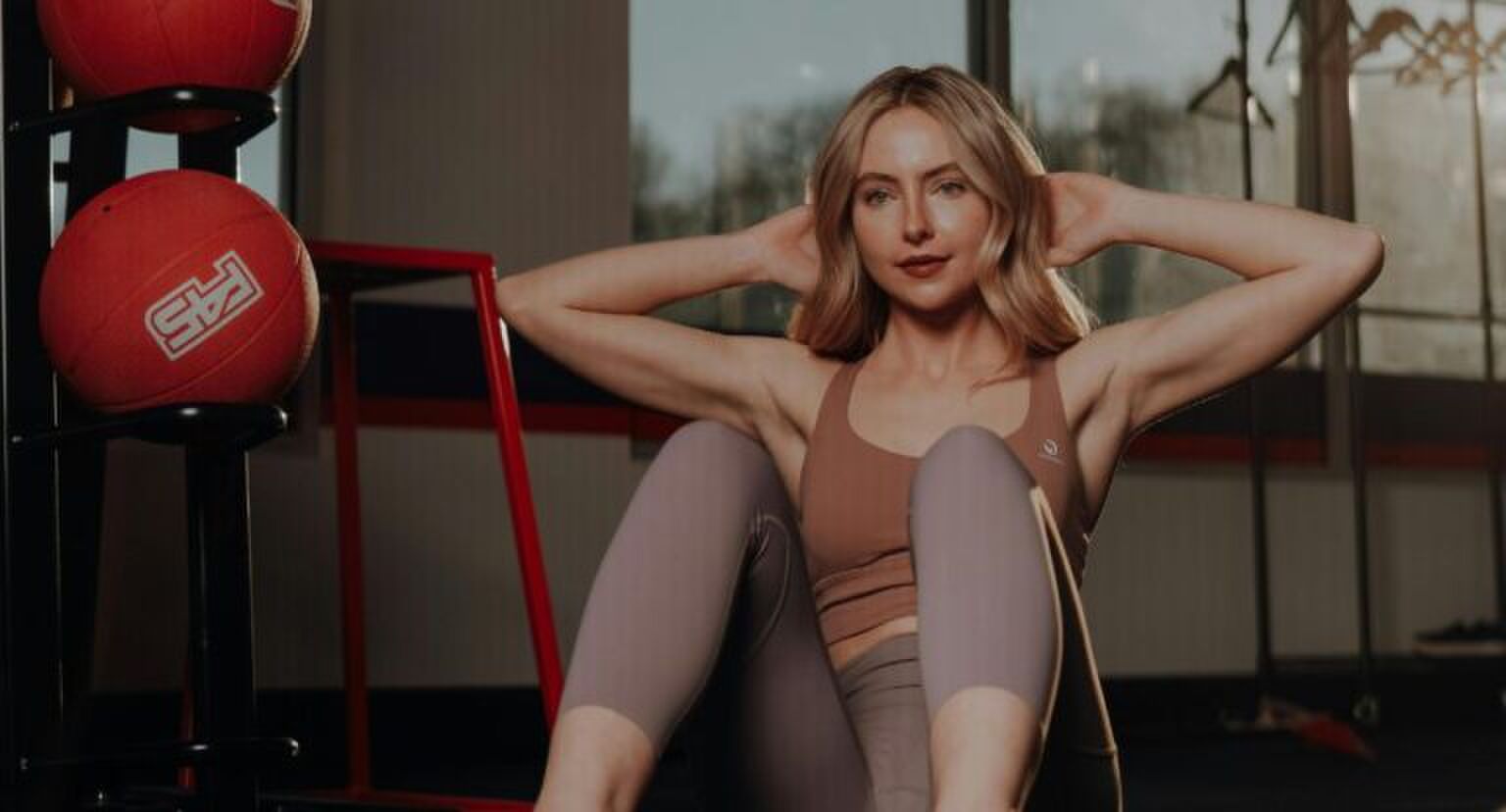 Vrouw doet sit-ups in de sportschool.