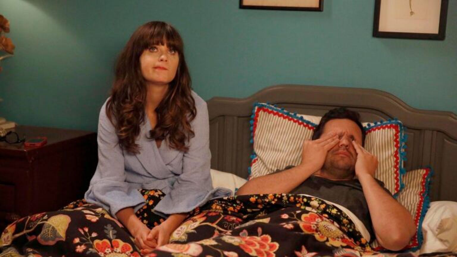 Jess en Nick van New Girl liggen samen in bed.