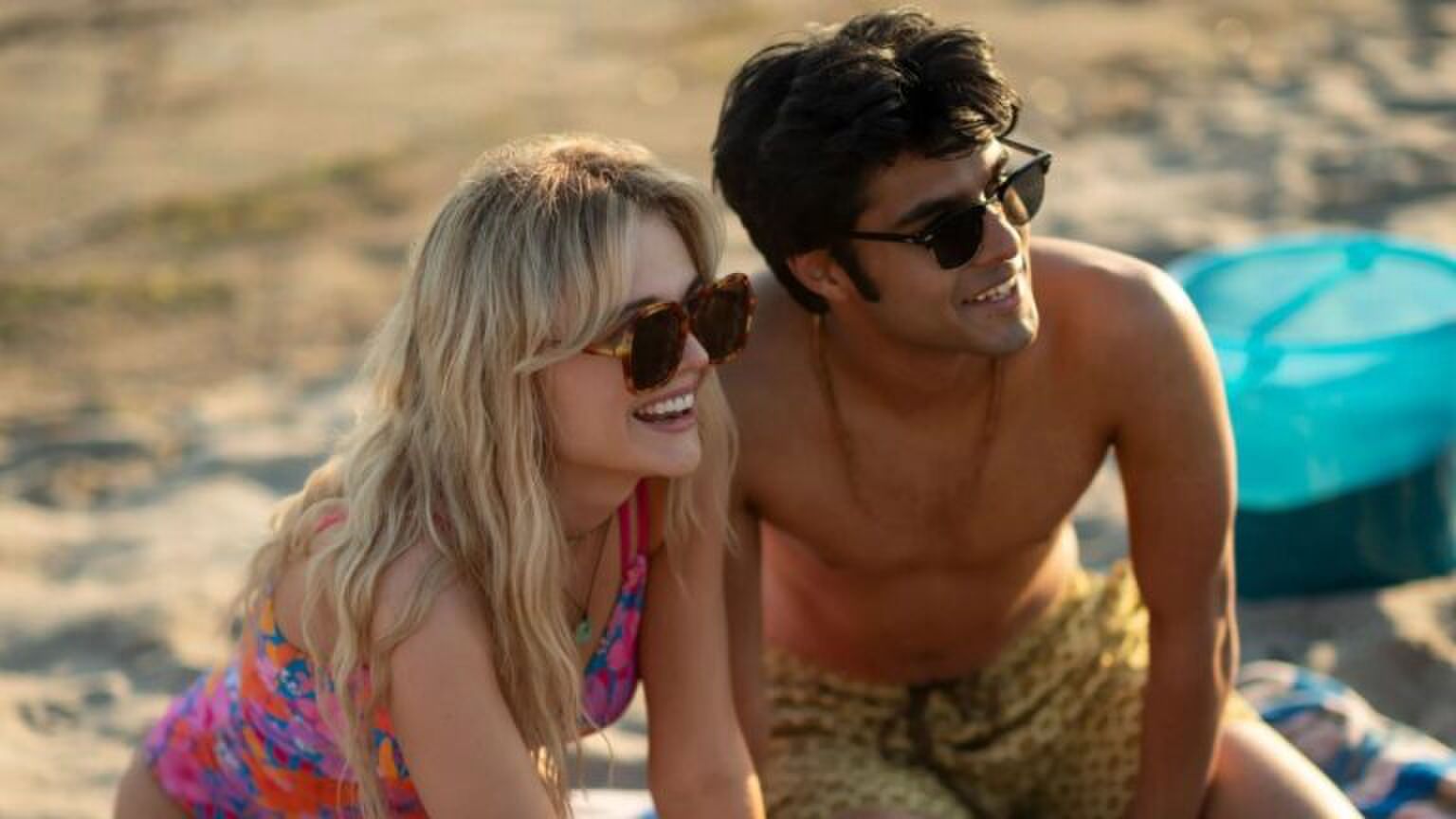 Sc&egrave;ne uit We Were Liars waar Cadence en Gat op het strand zitten.