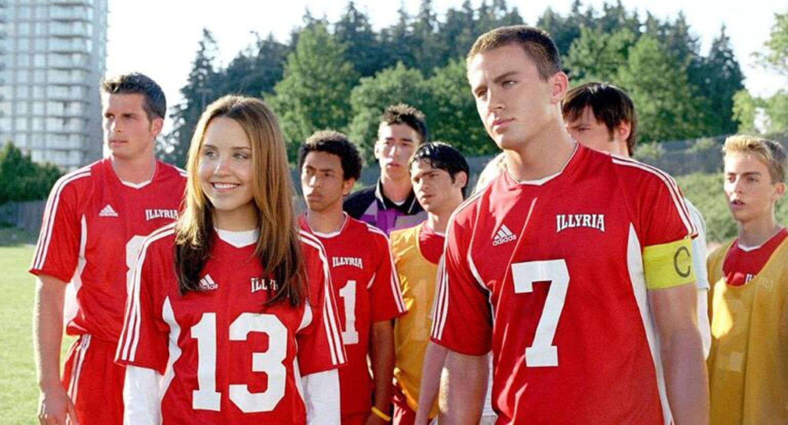 Jongen en meisje spelen samen in voetbalteam.