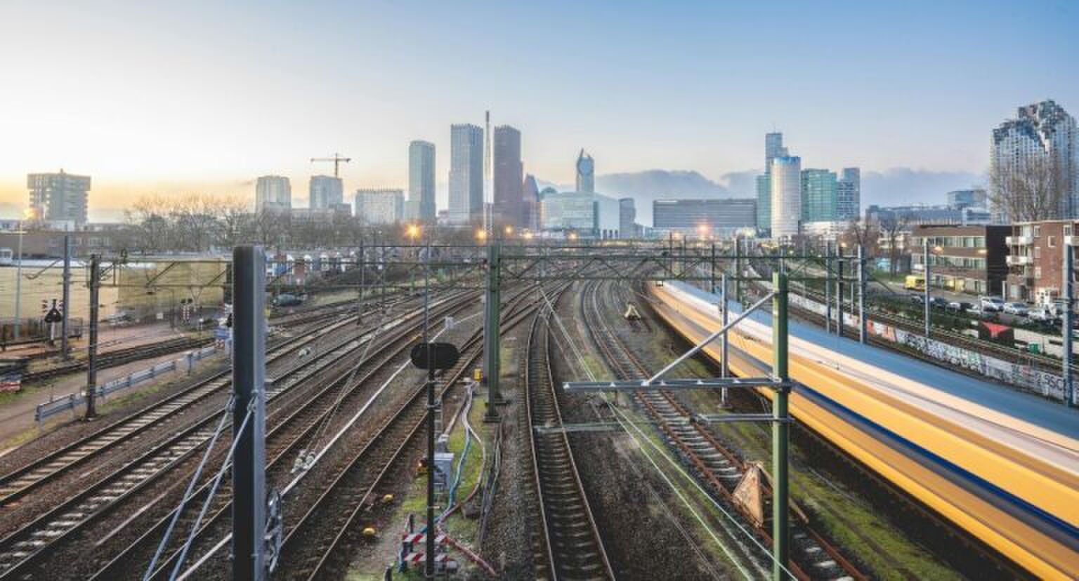 Foto van spoorwegen vanaf een spoorbrug.