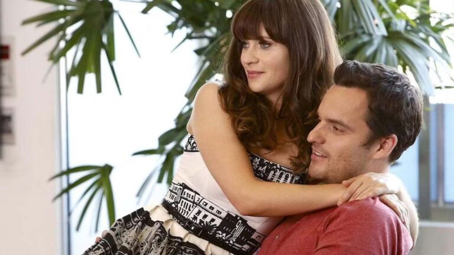 Scène uit New Girl waar Jess bij Nick op schoot zit.