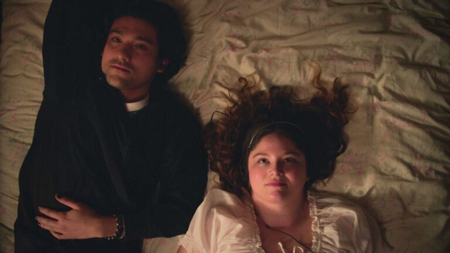 man en vrouw liggen op bed