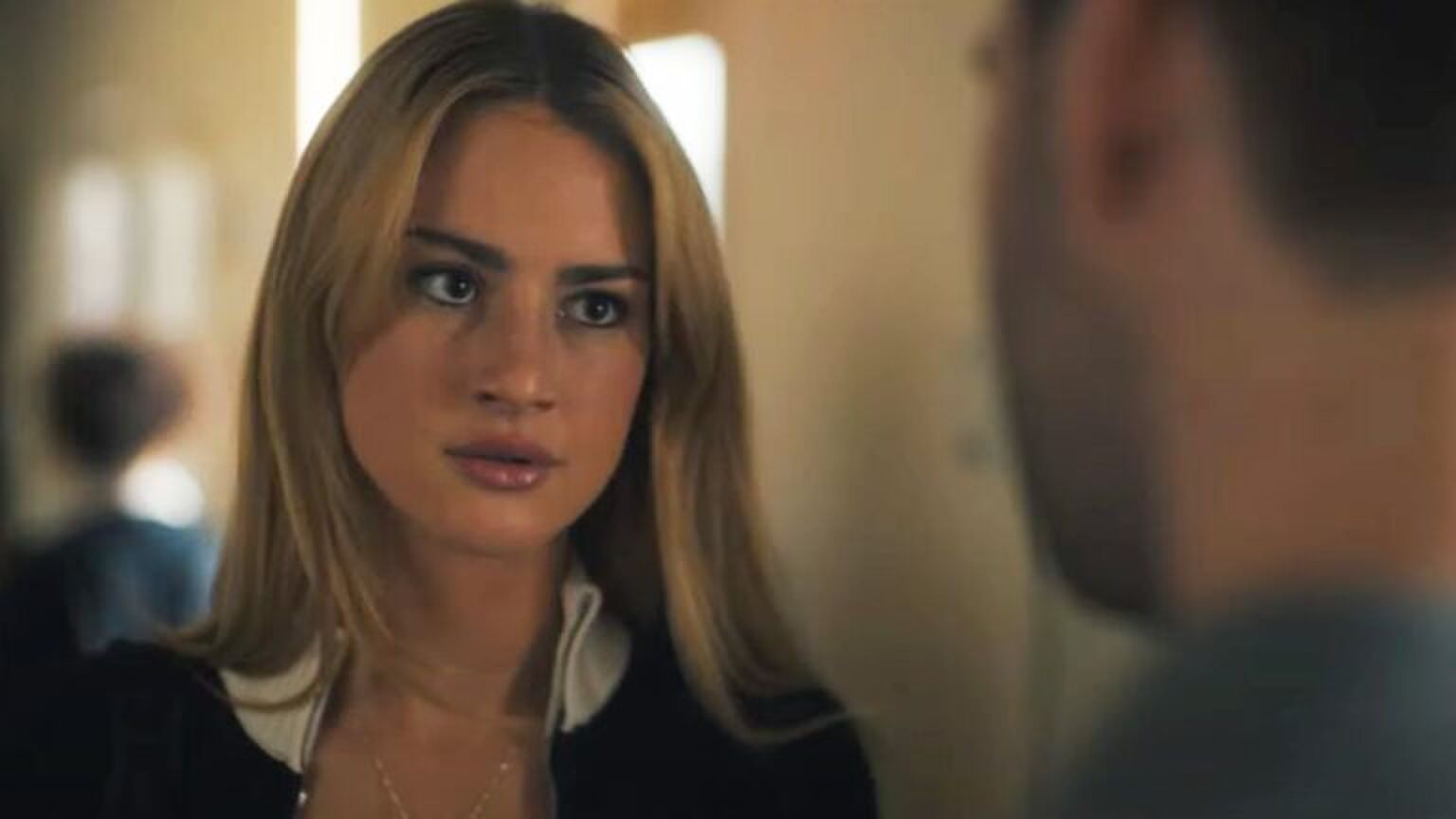 Een vrouw kijkt een beetje in de war naar de man die praat.