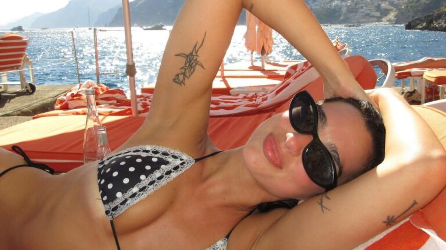 dua lipa is aan het zonnen