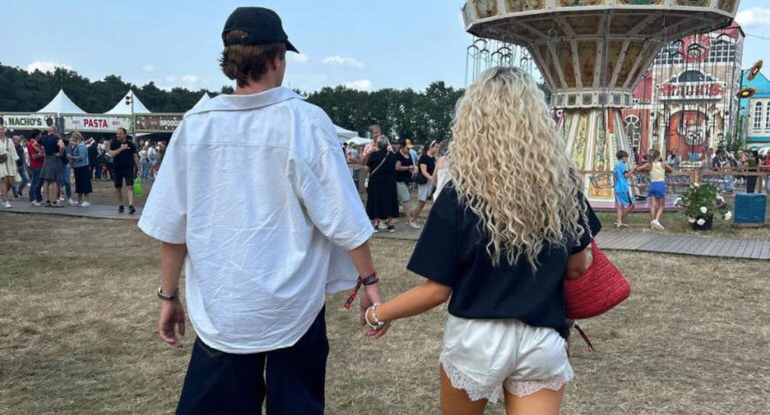 Jongen en meisje lopen hand in hand.