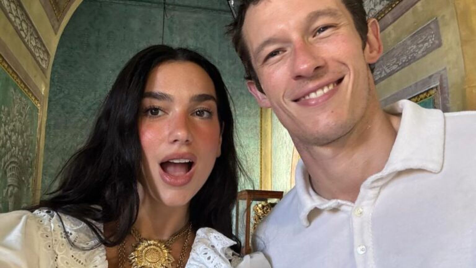 Dua Lipa en haar verloofde maken een vakantieselfie.