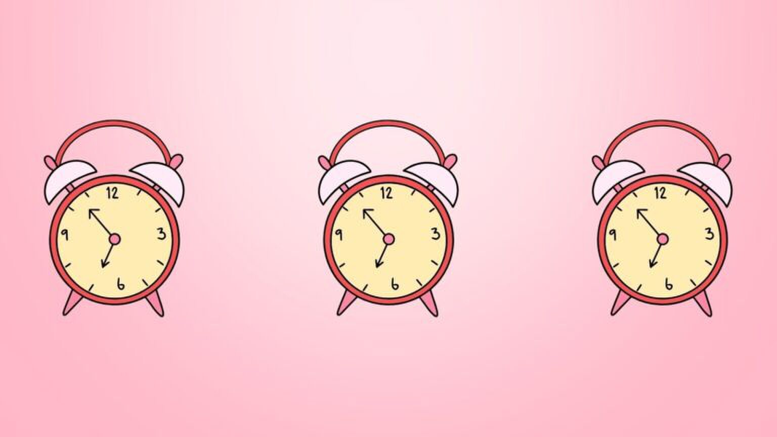 Drie roze animatie wekkers op een roze achtergrond.