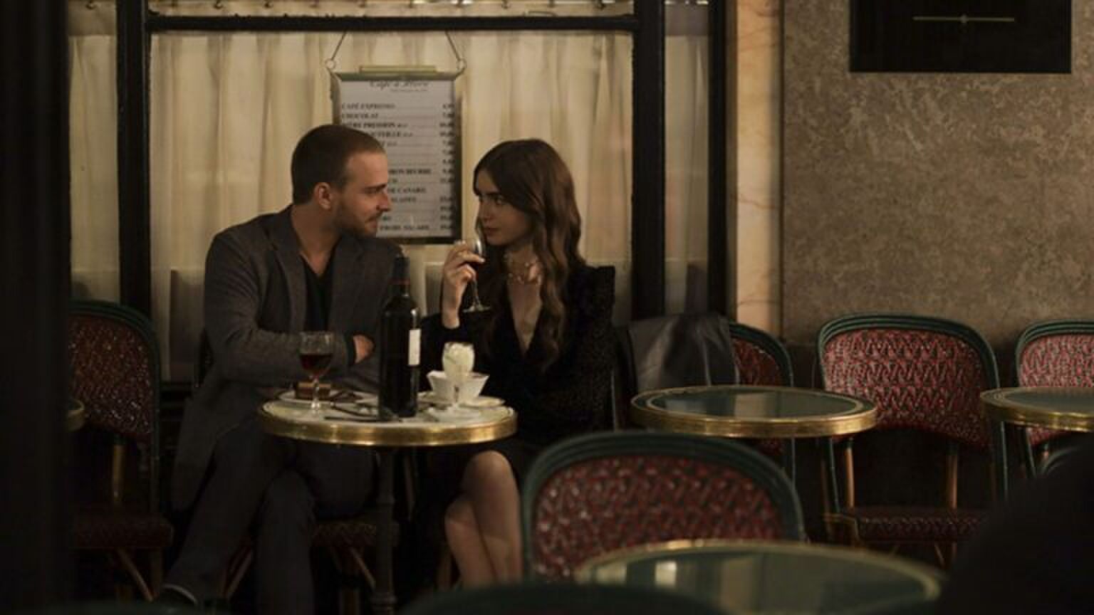 Twee mensen zitten aan tafel bij een restaurant.