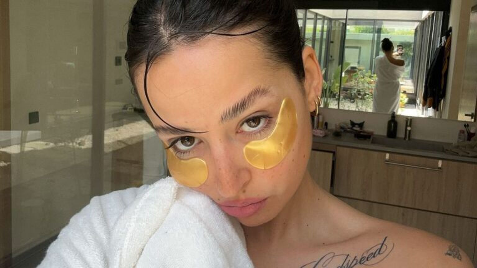 Een meisje staat in de badkamer.