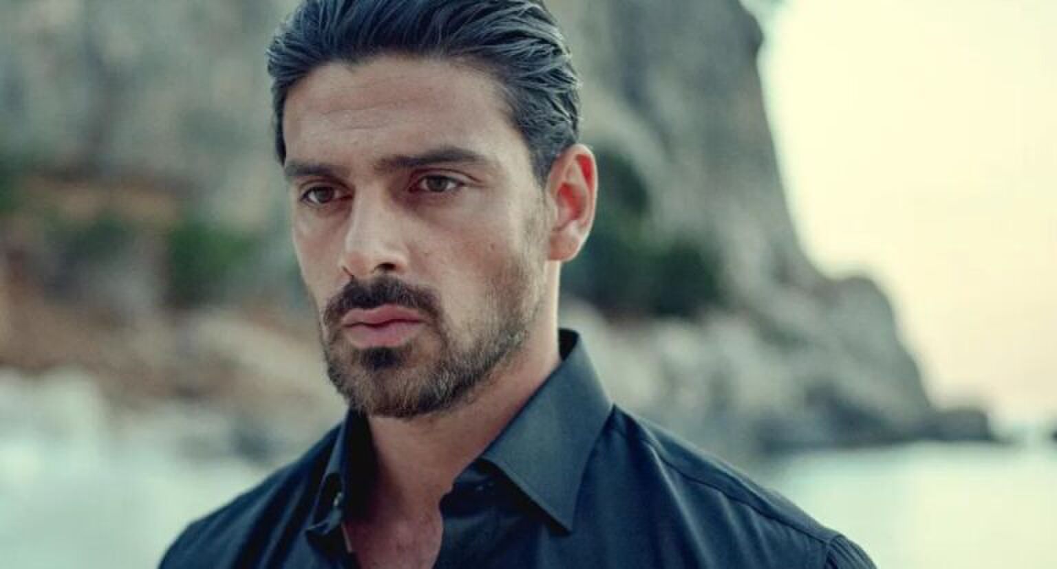 Man staart kangs de camera.