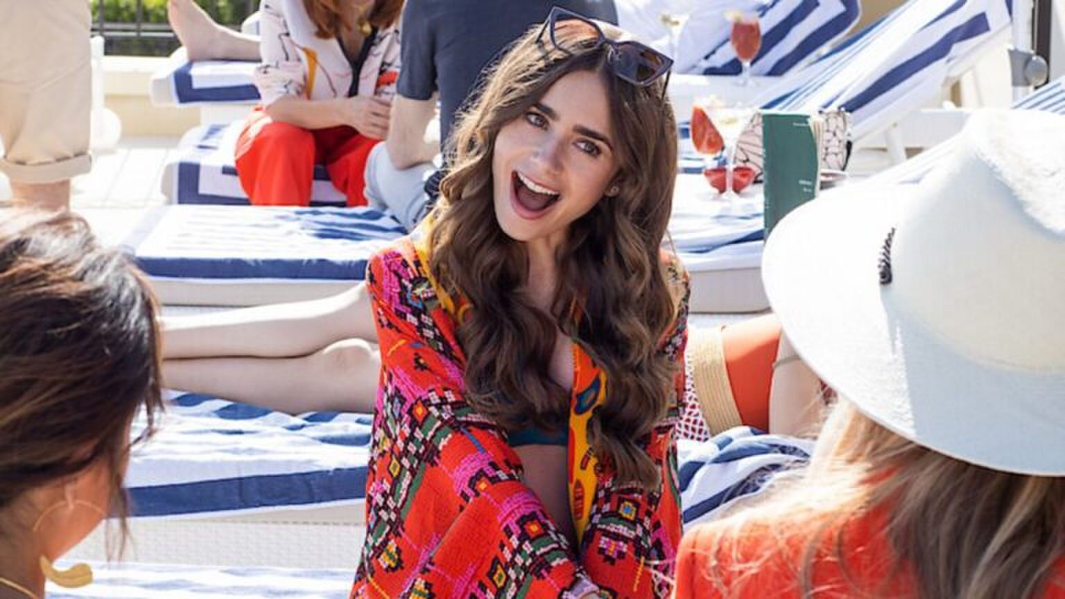 Sc&egrave;ne uit Emily in Paris waar Emily in Saint-Tropez is.