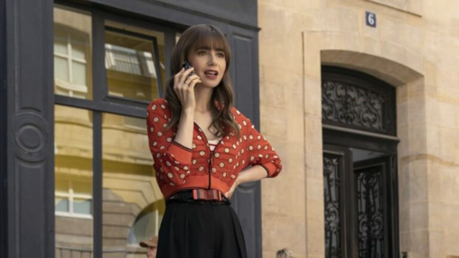 Een jonge vrouw staat te bellen.