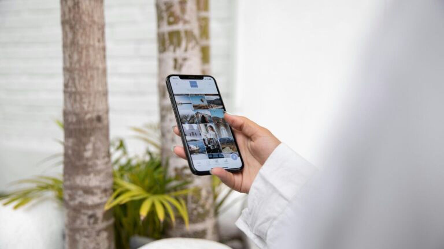 Iemand is aan het scrollen op de telefoon.