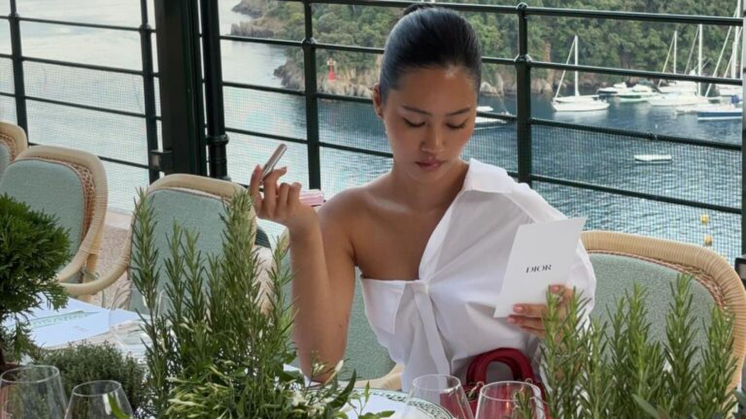 Meisje met een dior briefje aan tafel