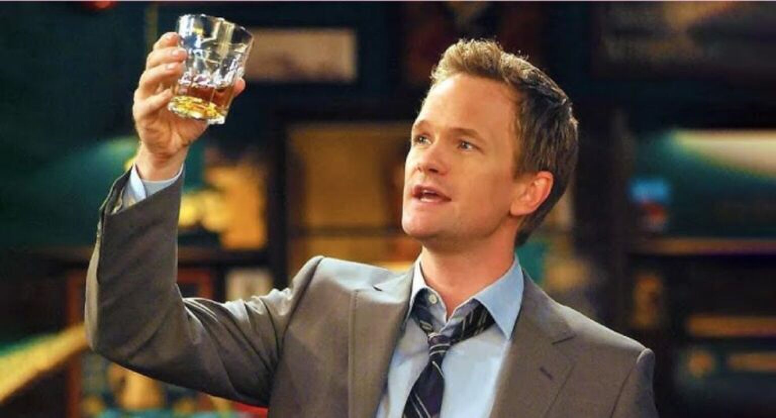 Man houdt een drankje omhoog.