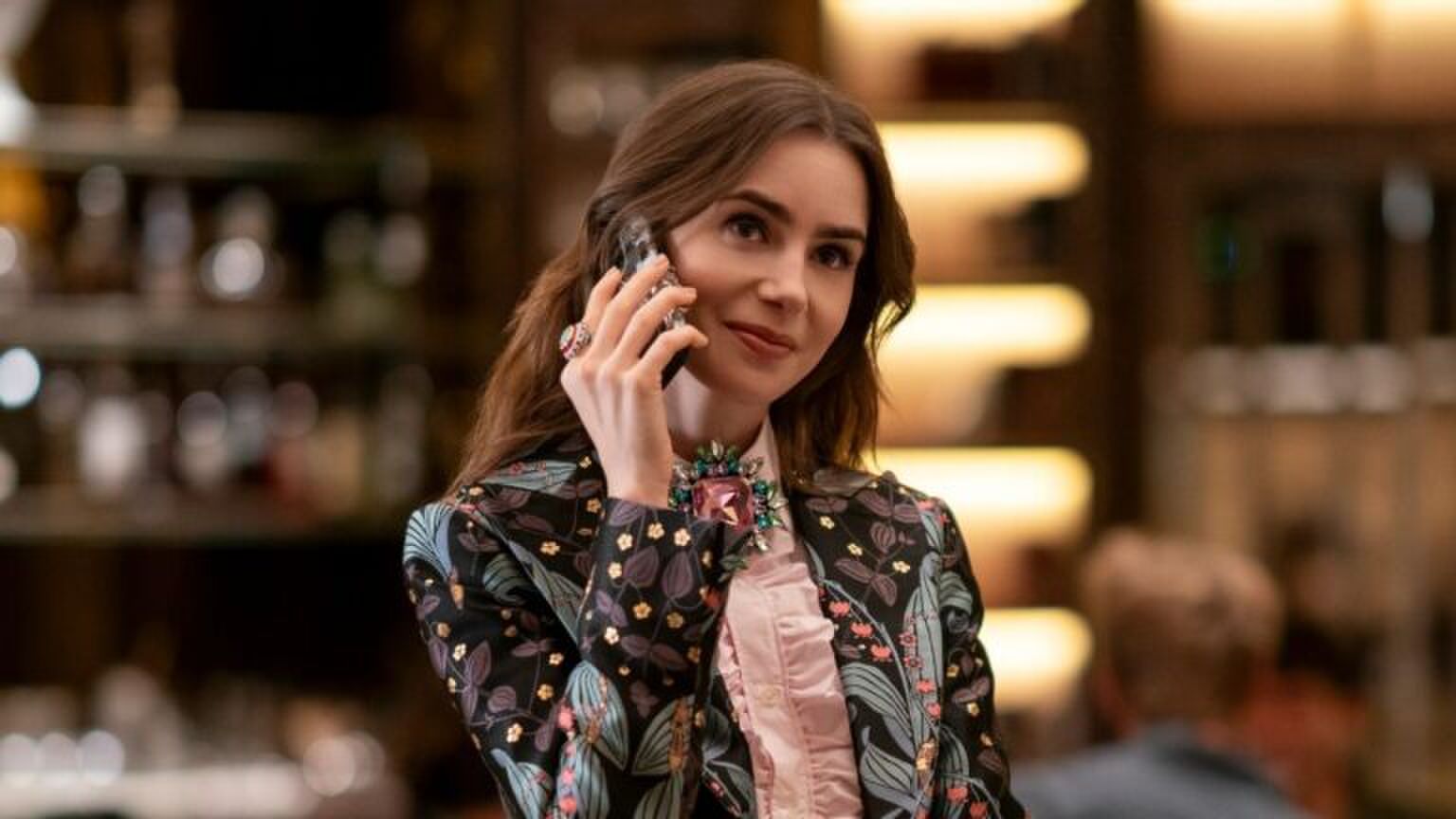 Emily is aan het bellen op kantoor.