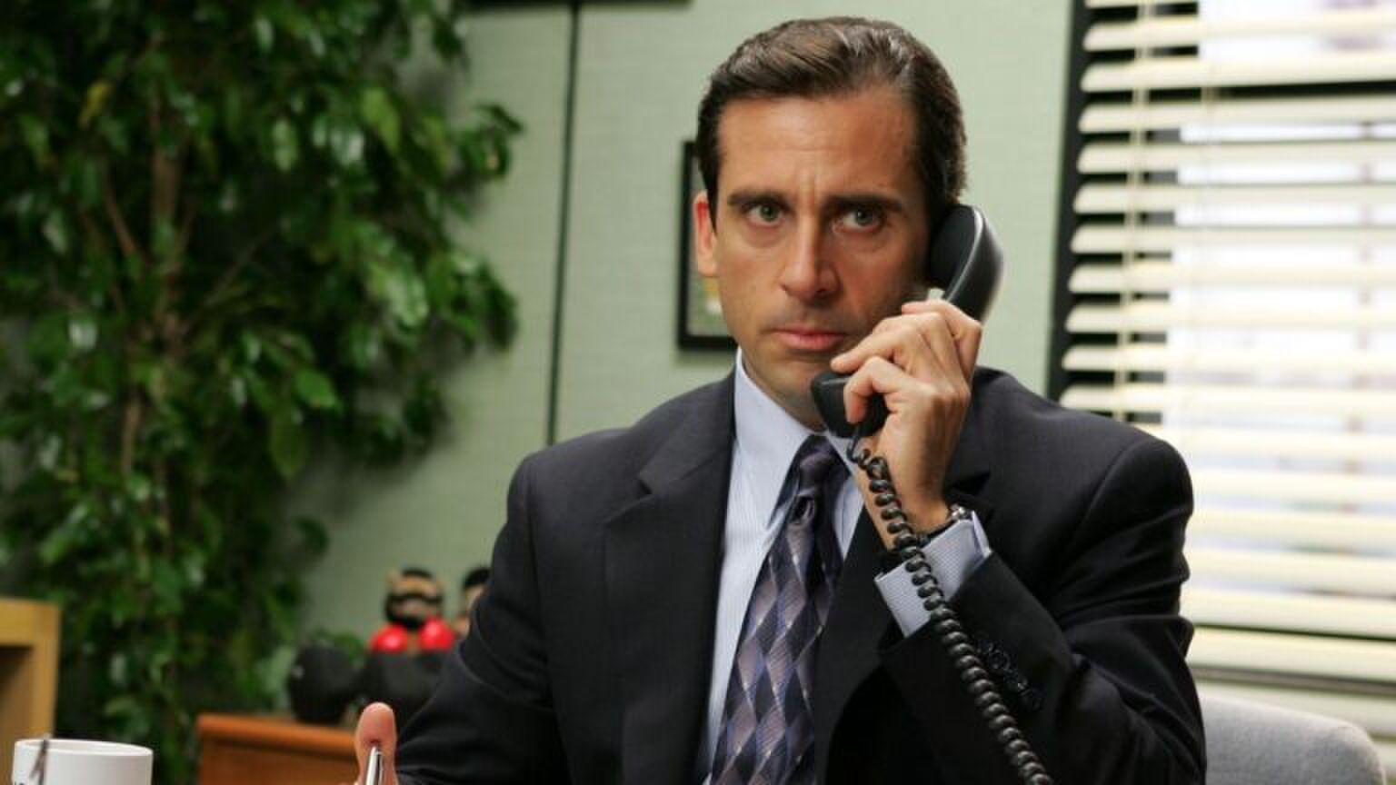 Man uit The Office aan de telefoon.