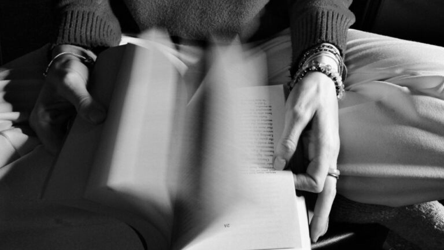 Een man bladert door een boek.