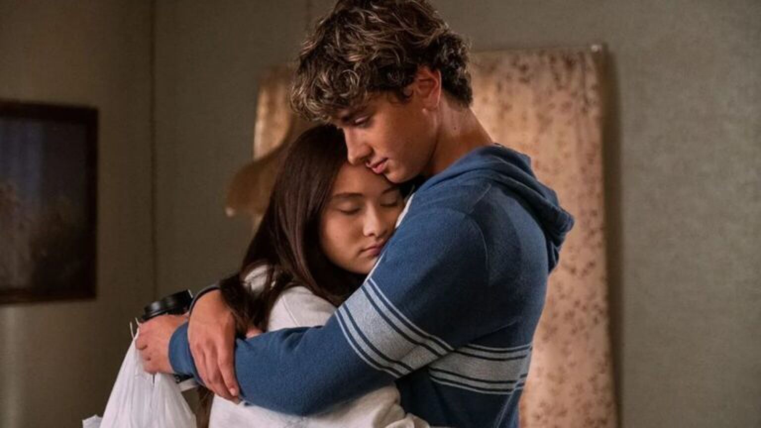 Sc&egrave;ne uit The Summer I Turned Pretty waar Belly en Jeremiah knuffelen.