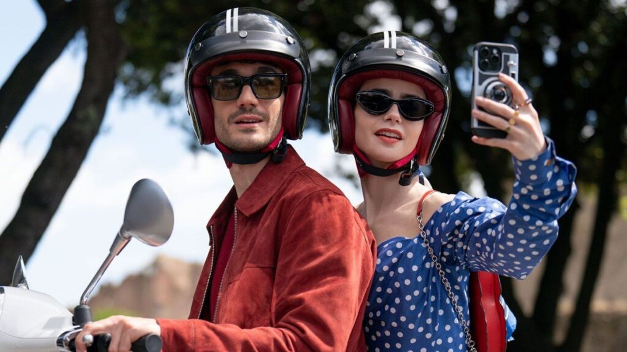 Koppel maakt selfie voor social media.