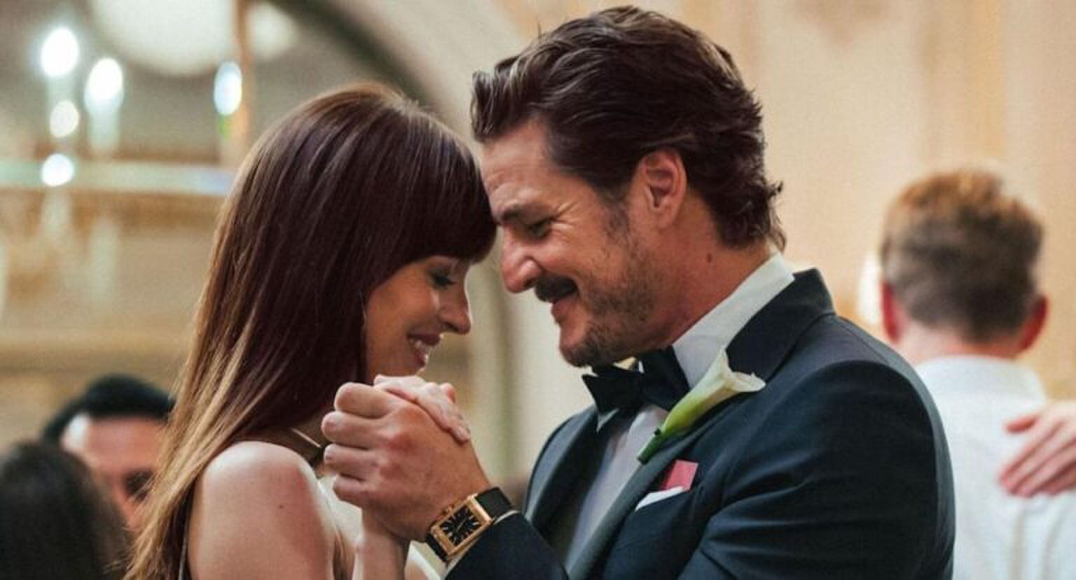 Man en vrouw dansen met elkaar.