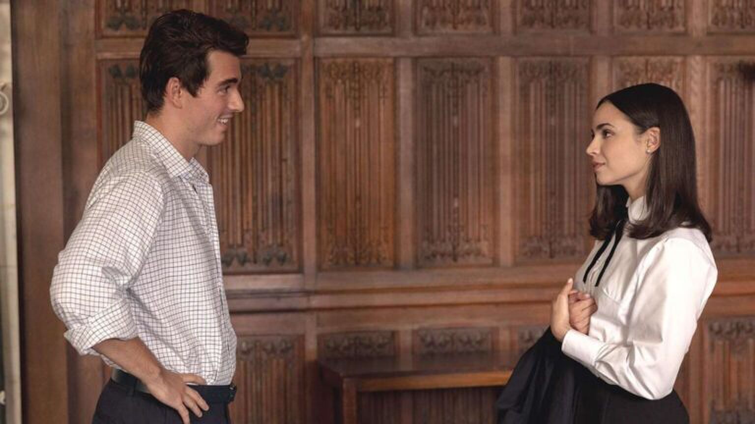 Twee mensen staan tegenover elkaar.