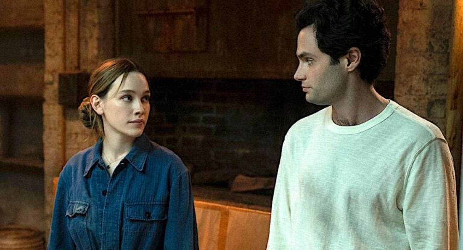 Vrouw en man kijken elkaar verliefd aan.