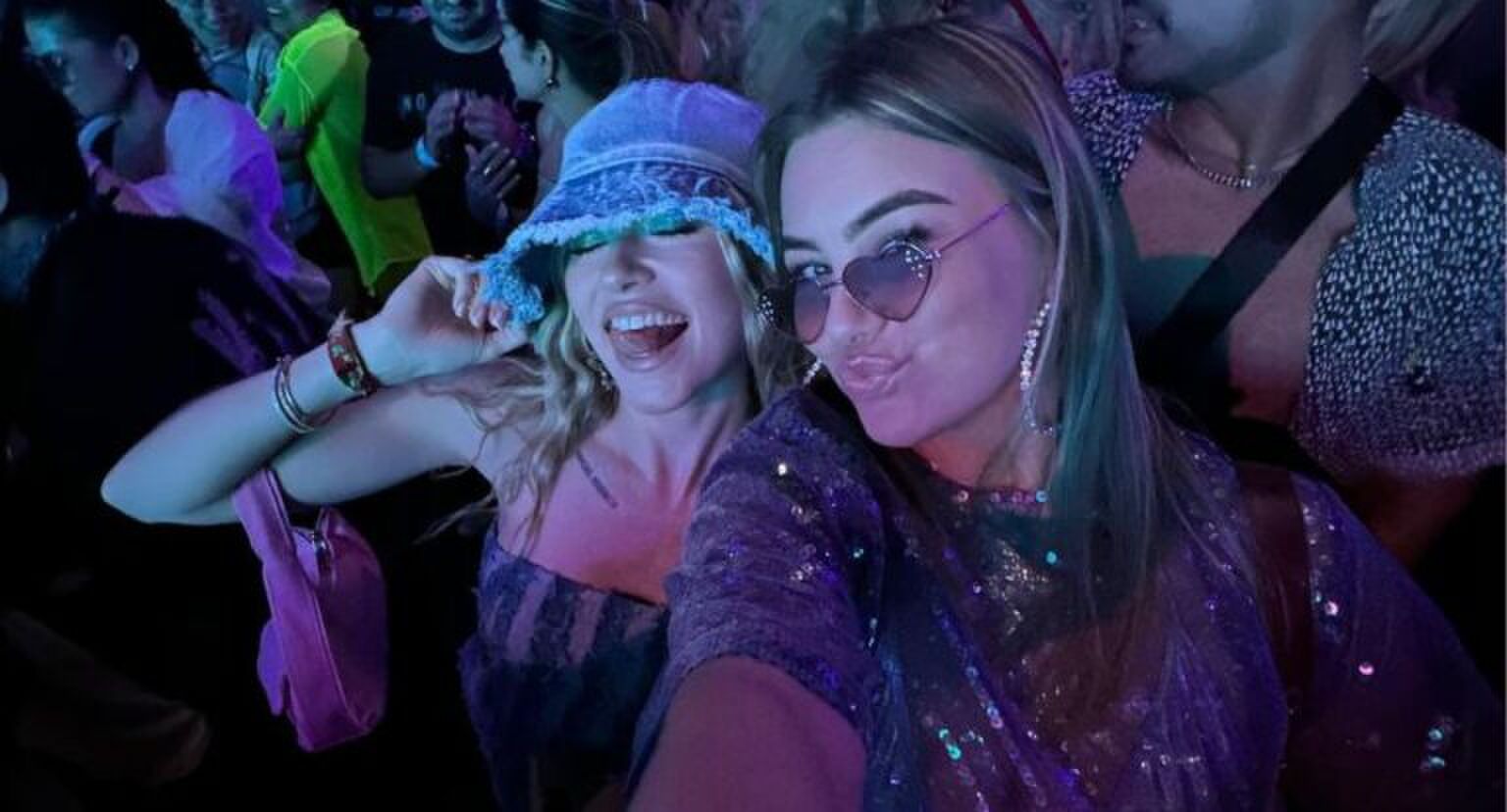 Twee meiden op een festival.