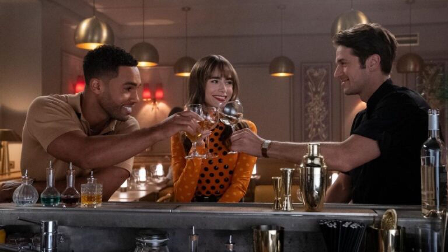 Een vrouw zit aan de bar met haar ex en nieuwe partner.