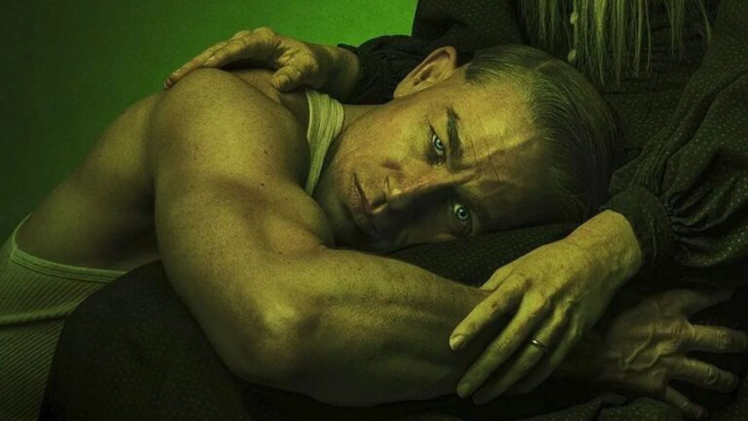 man-ligt-op-schoot-seizoen-3-netflix-monster-release-datum