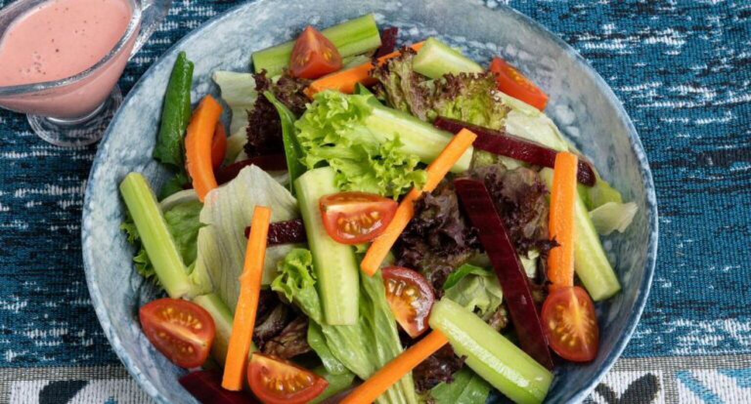 Schaaltje met groenten zoals worten en selderij.