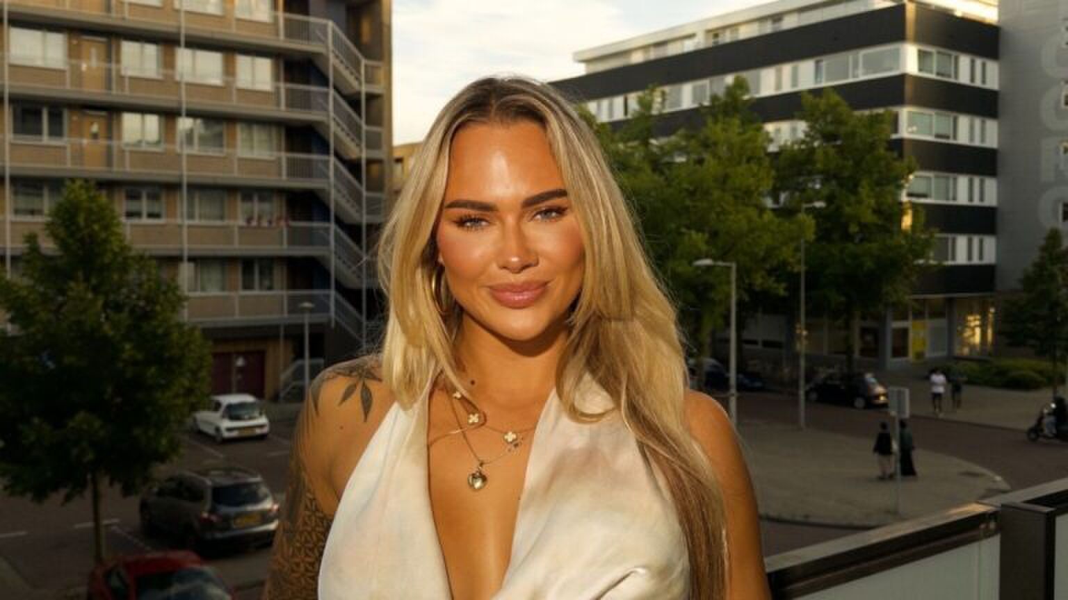 Annebel Visscher op een balkon.