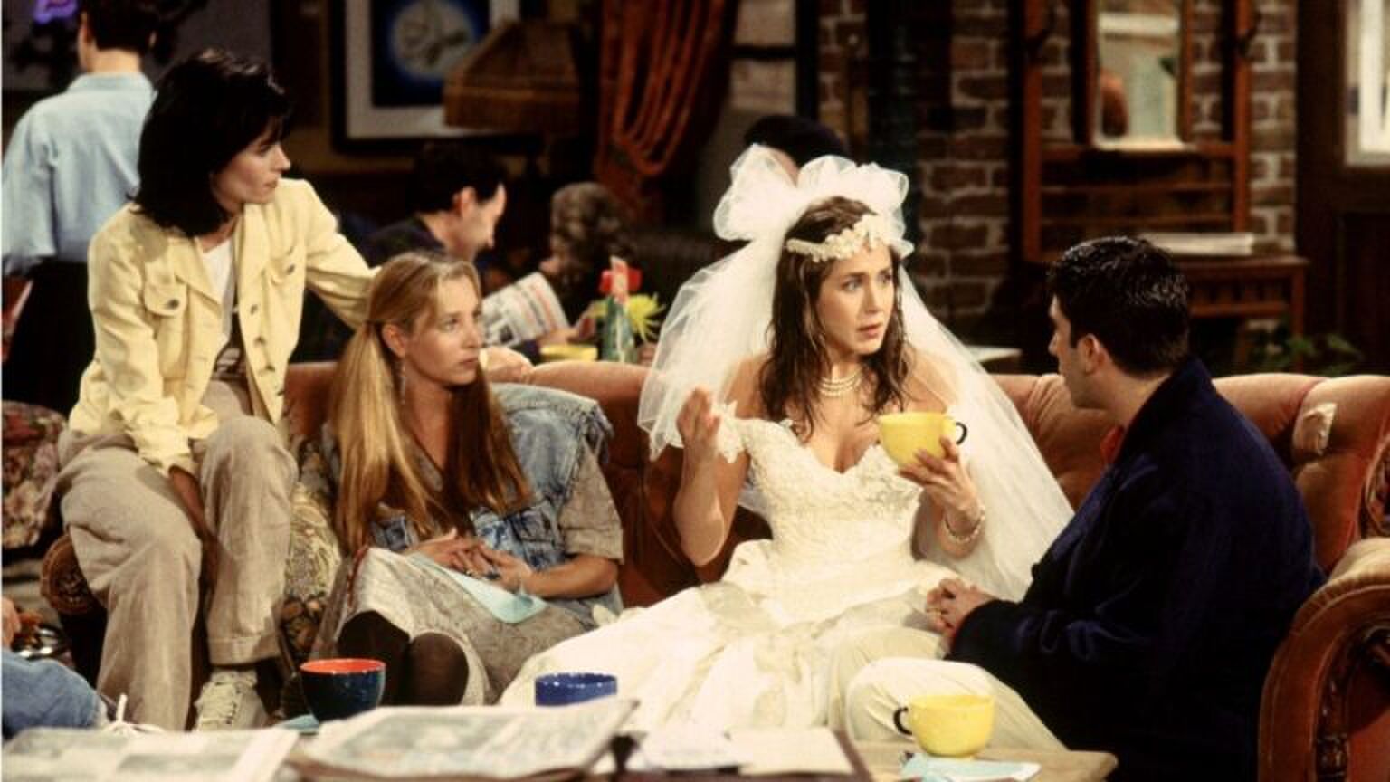 rachel in een bruidsjurk met phoebe, monica en ross
