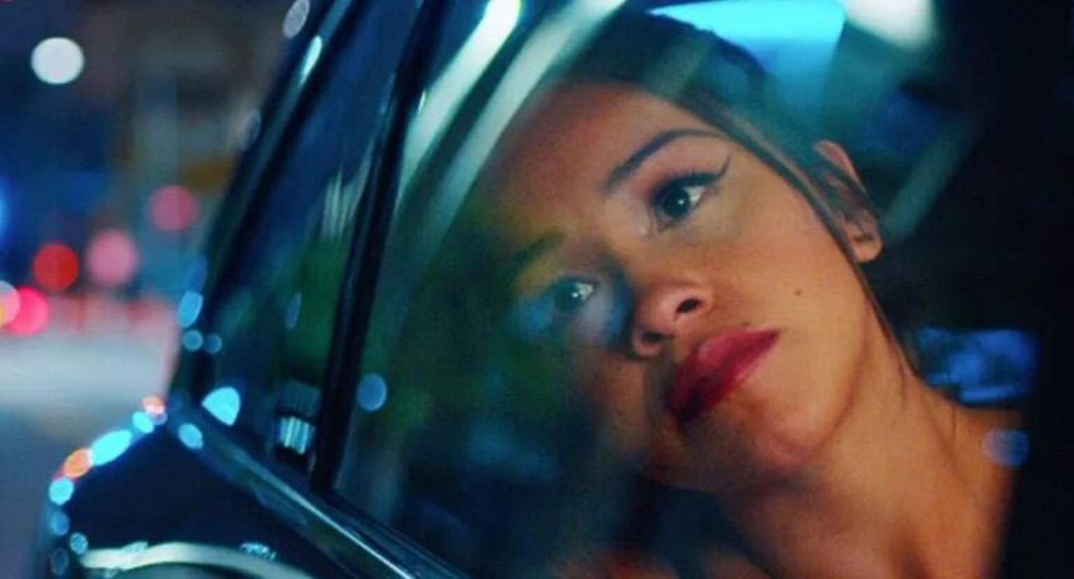 Vrouw staart uit autoraam.