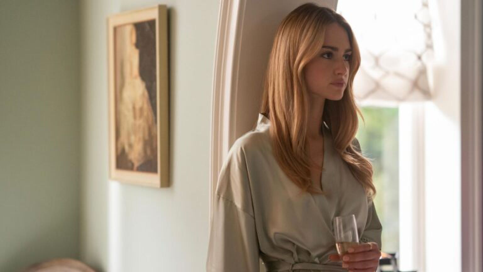 Een vrouw staat in haar badjas.