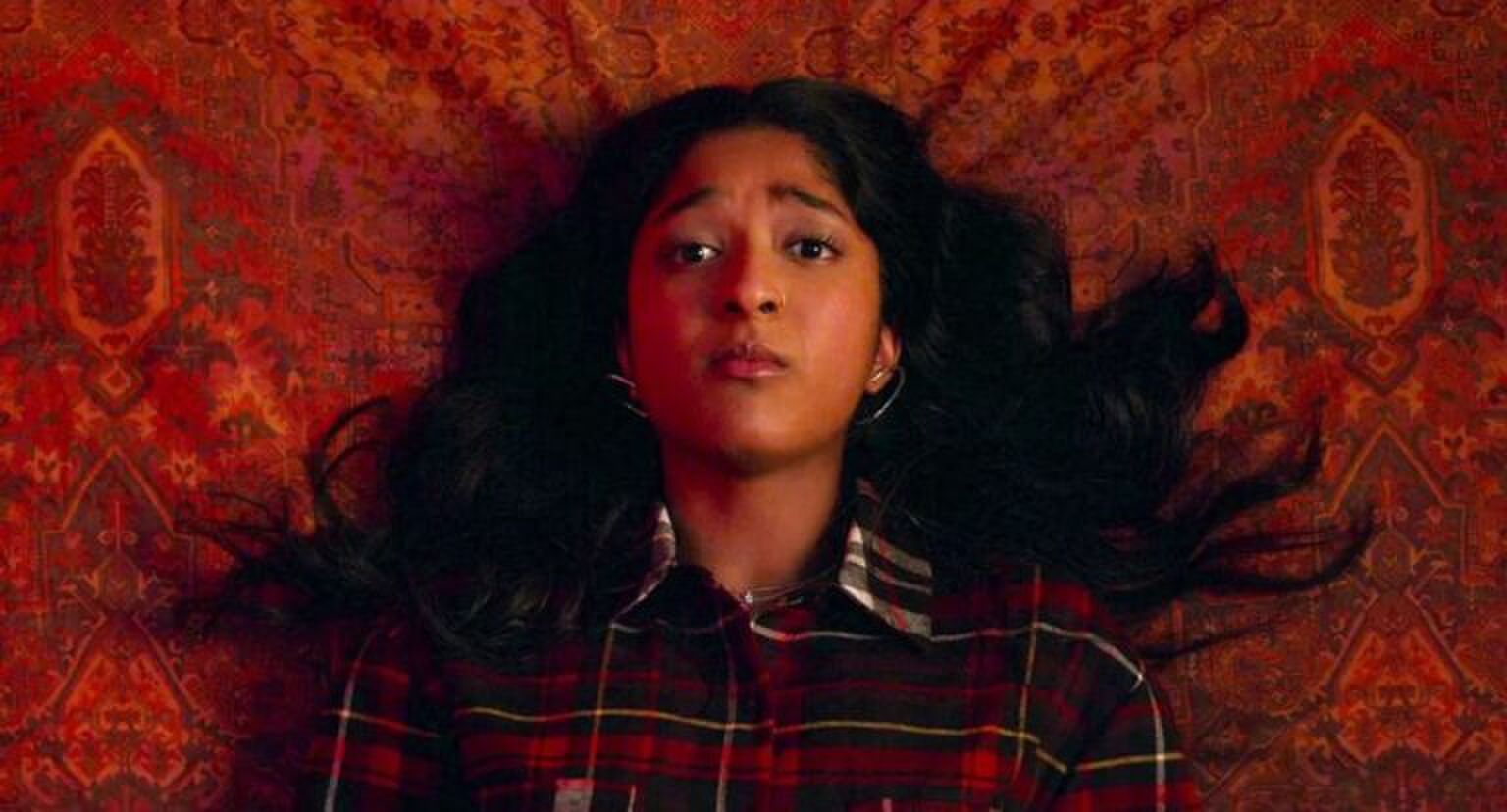 Meisje ligt op haar bed.