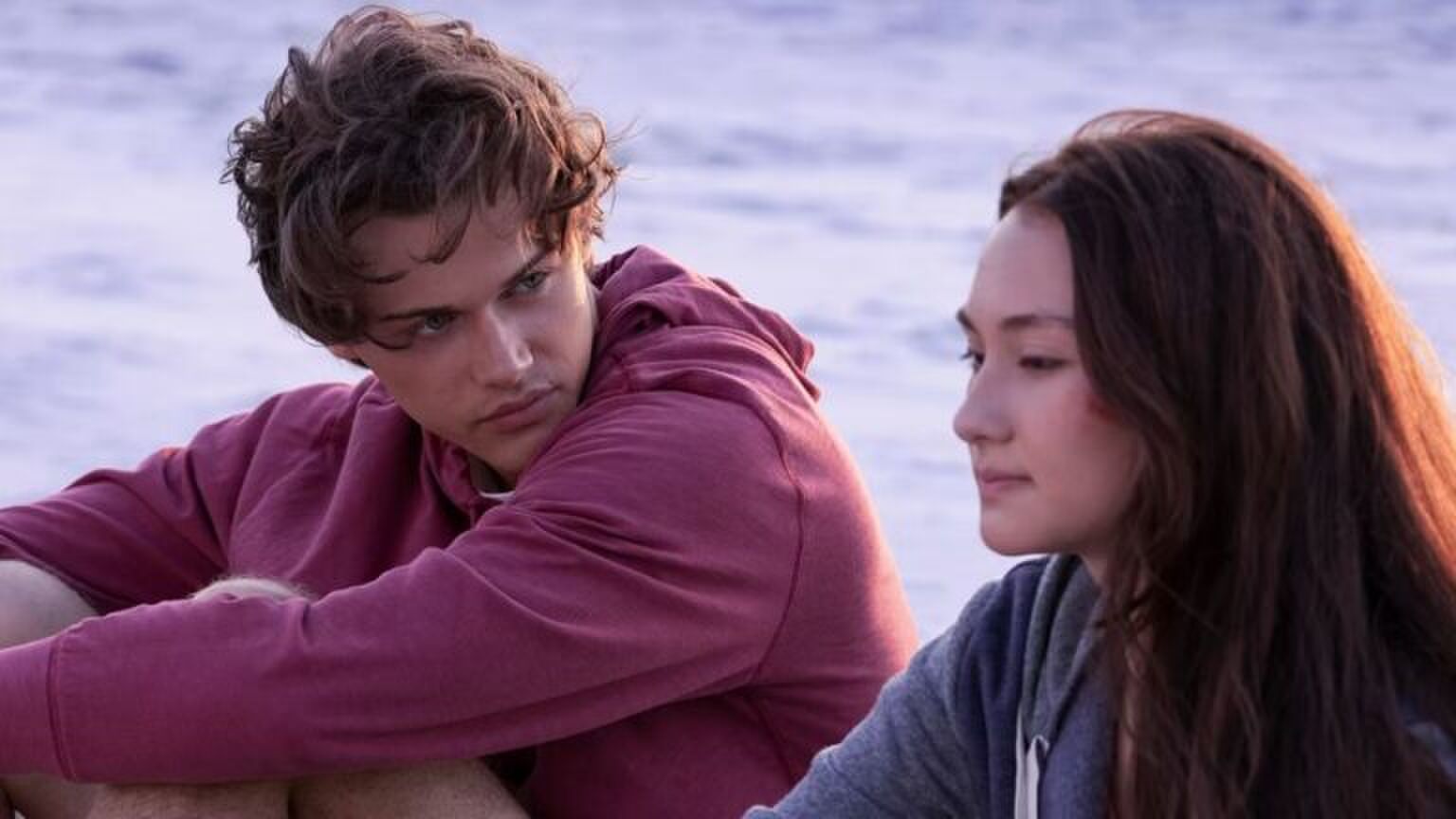 Sc&egrave;ne uit The Summer I Turned Pretty waar Conrad naar Belly kijkt.