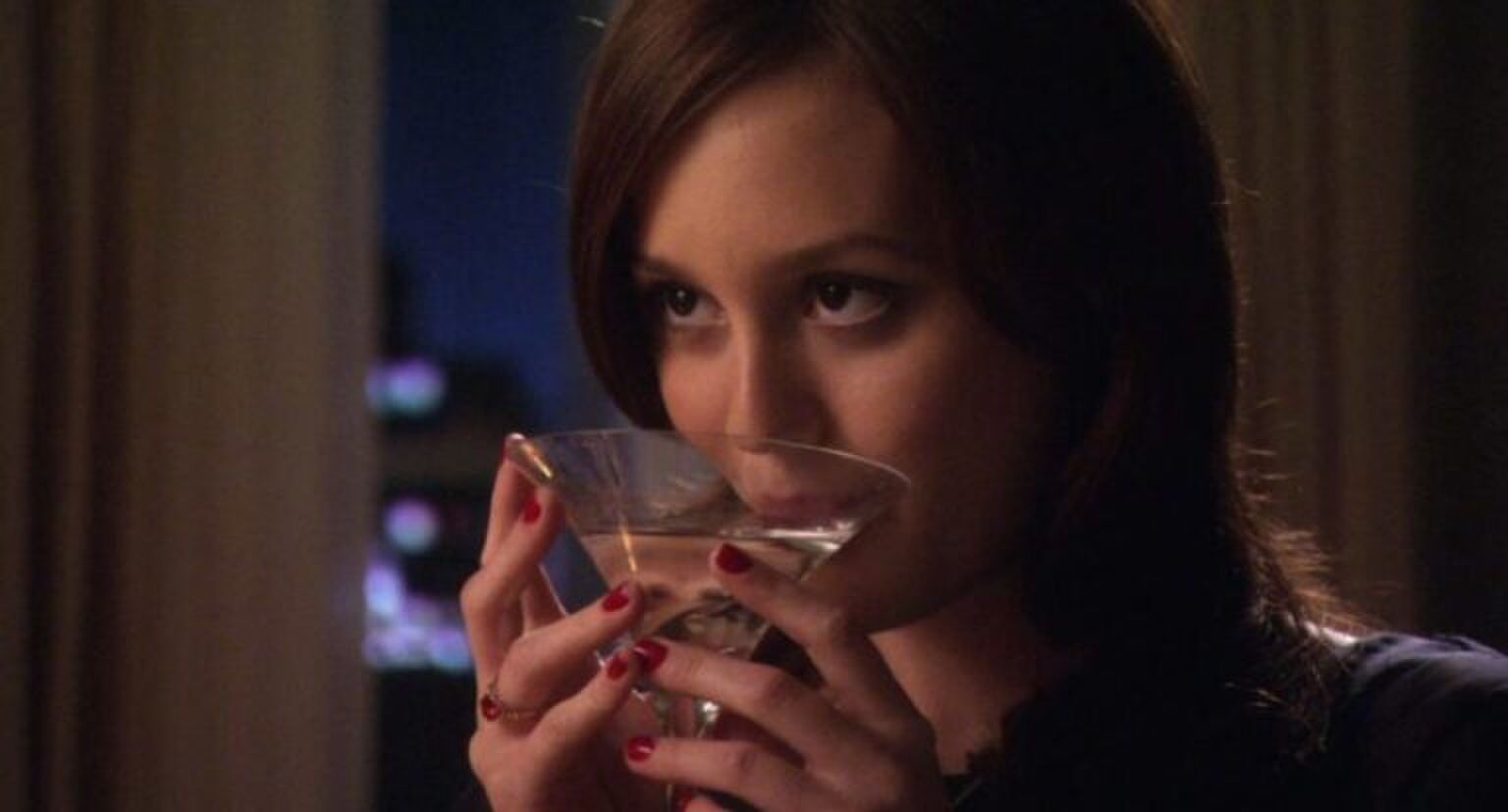 Meisje neemt een slok van haar cocktail.