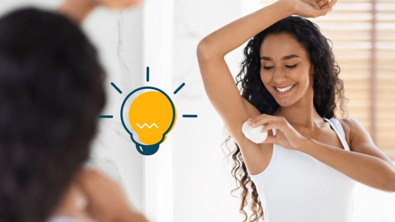 Vrouw doet deodorant op.