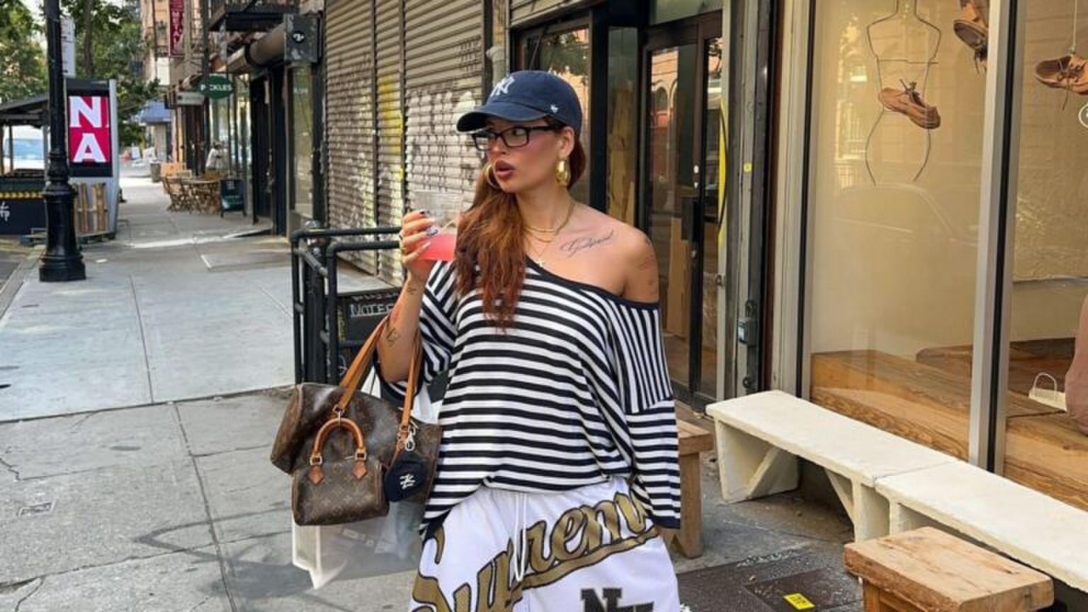 Een meisje met smalle schouders.