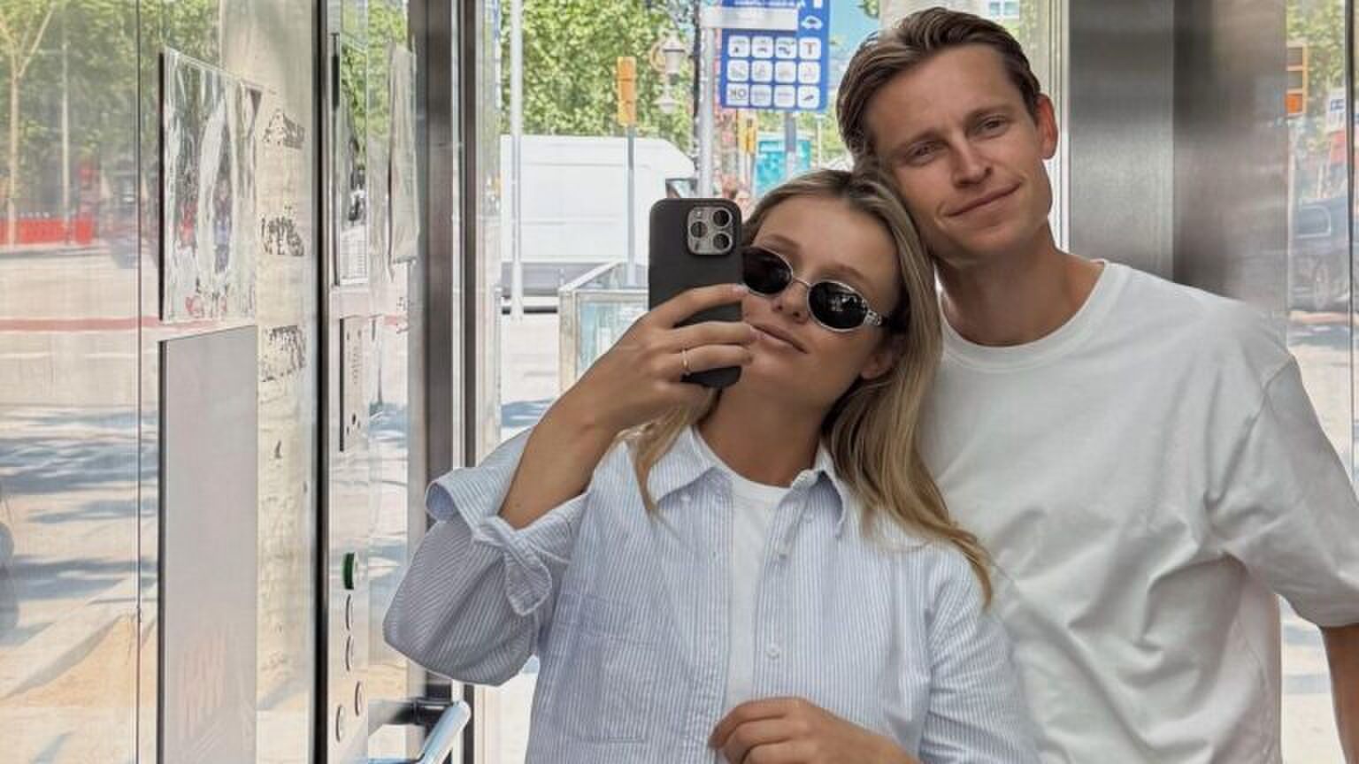 Een spiegelfoto van Mikky Kiemeney en Frenkie de Jong