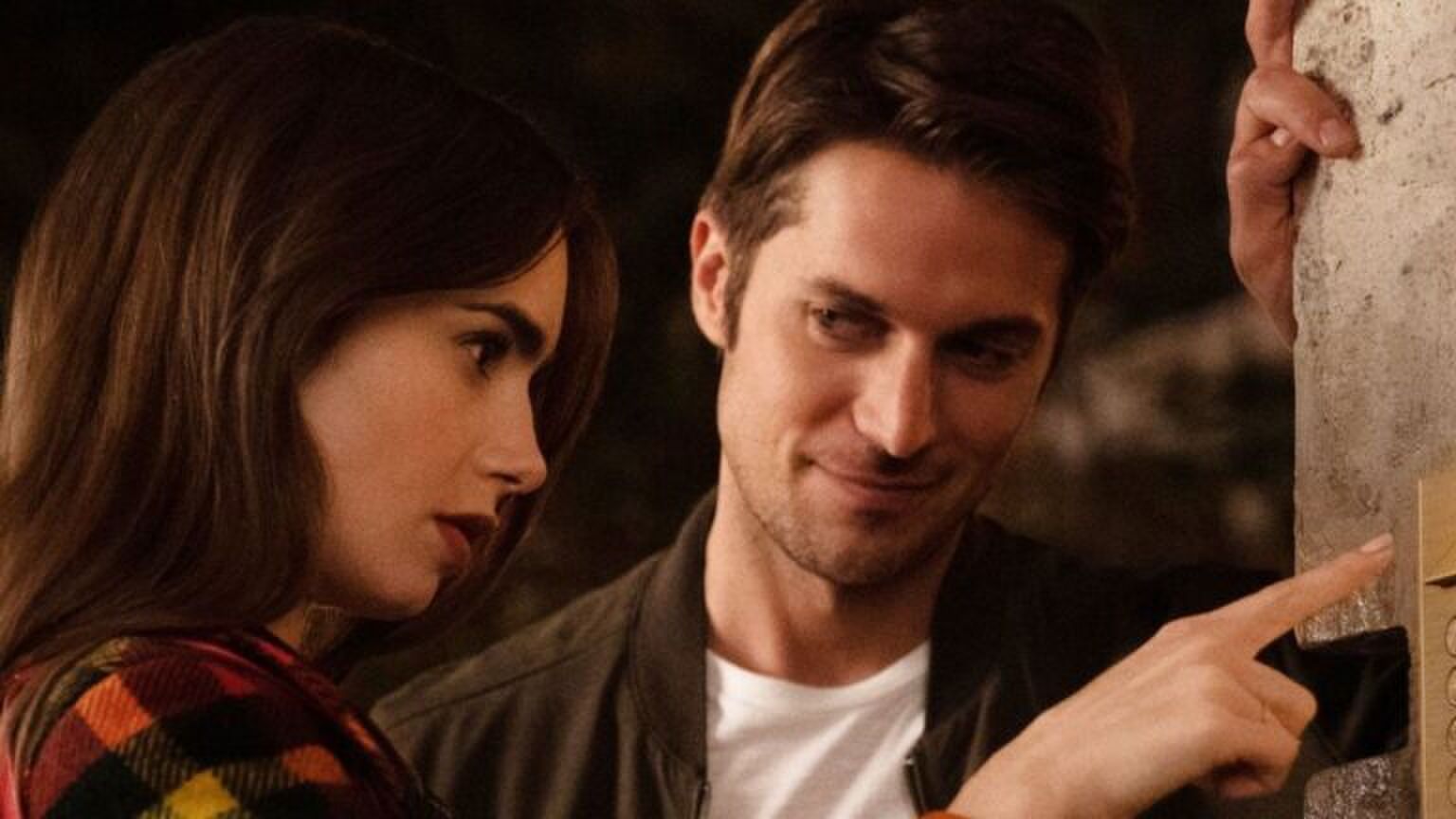 Een man kijkt verliefd naar een vrouw.