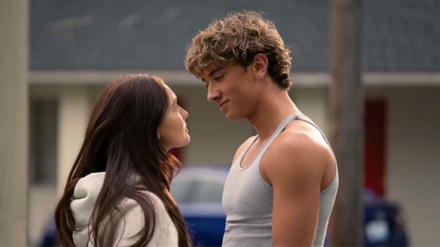 Belly en Jeremiah kijken elkaar verliefd aan, uit The Summer I Turned Pretty.