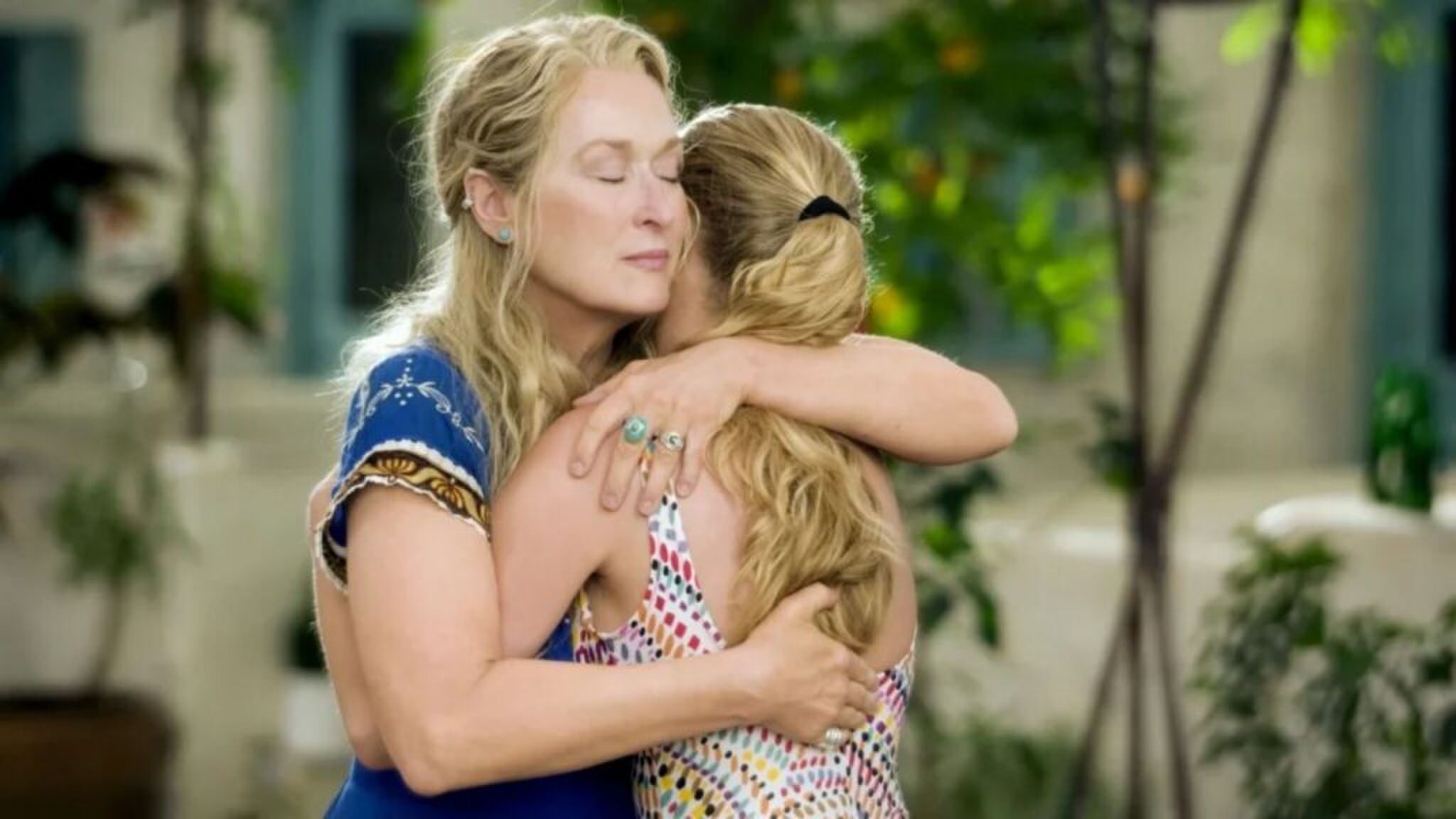Moeder en dochter knuffelen in Mamma Mia.