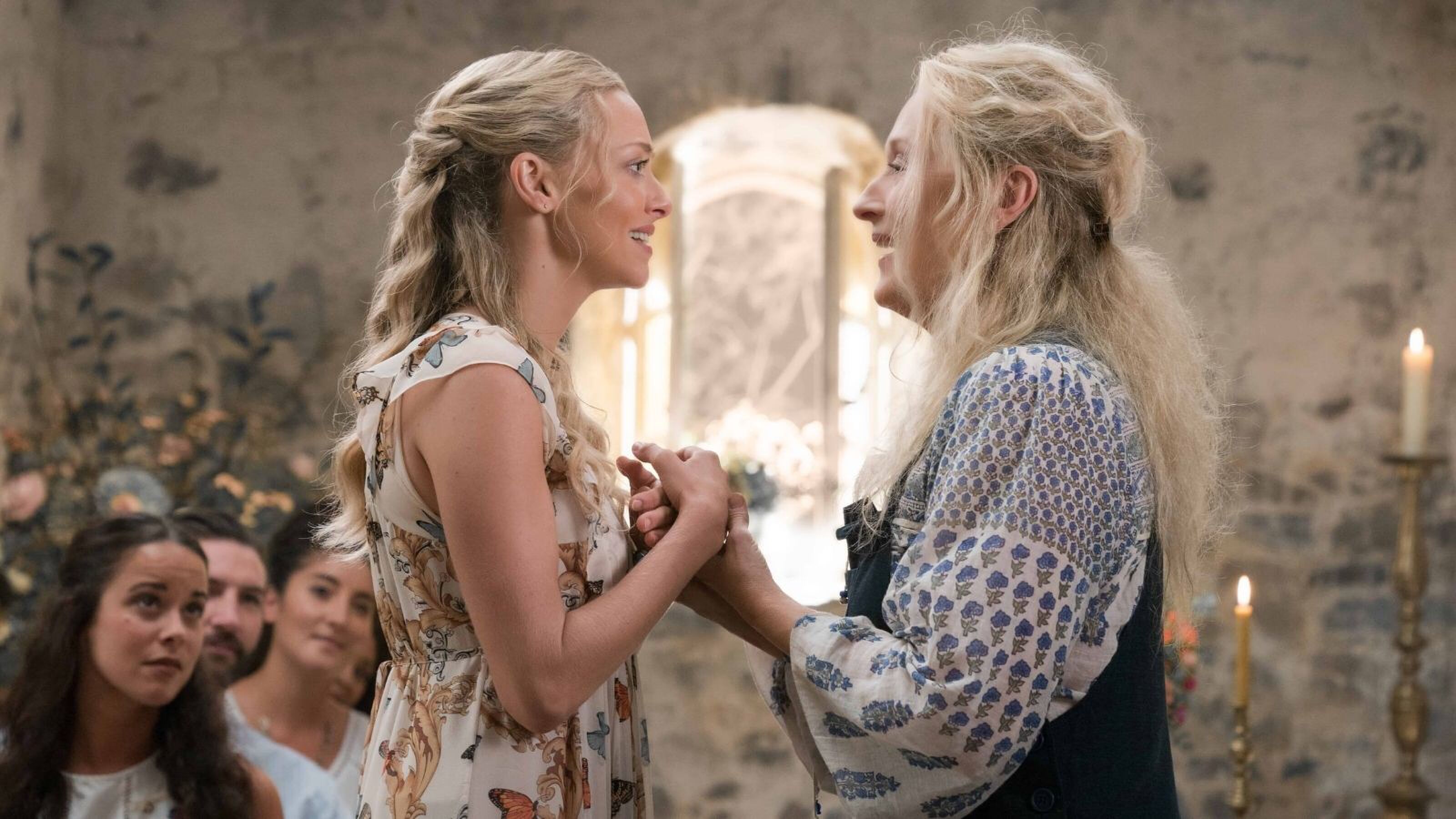 Scene uit Mamma Mia tussen moeder en dochter.