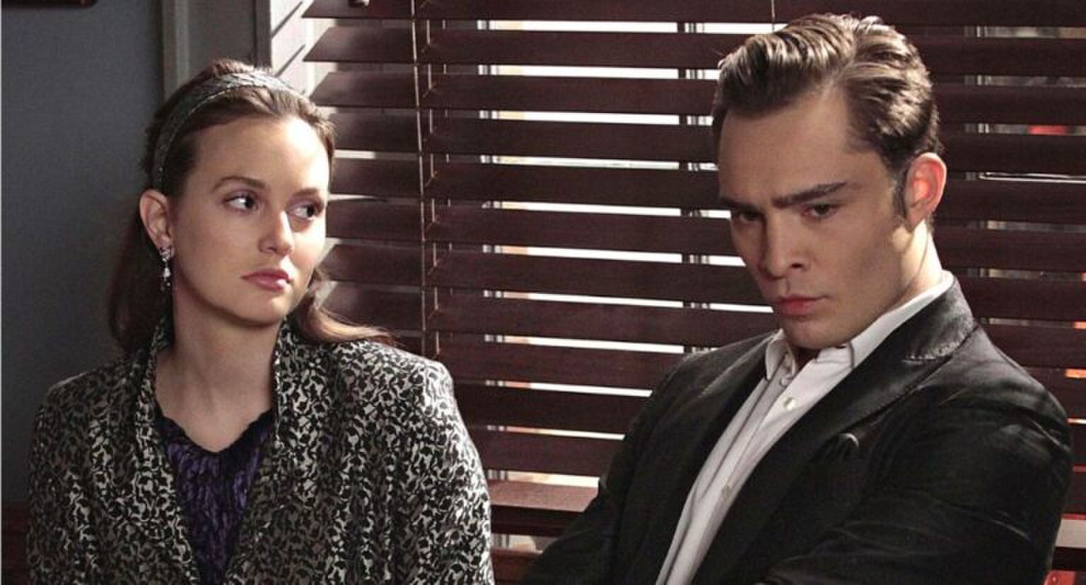 Meisje kijkt jongen boos aan.